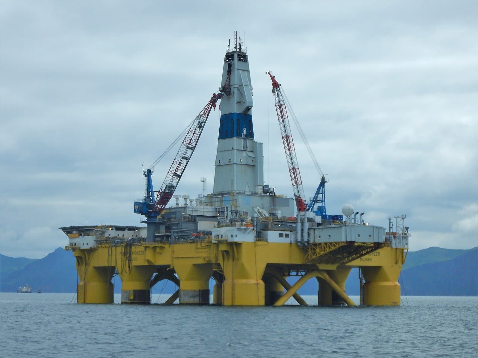 Cover image for article: Interior proposes dropping the Arctic relief rig rule and a whaling check