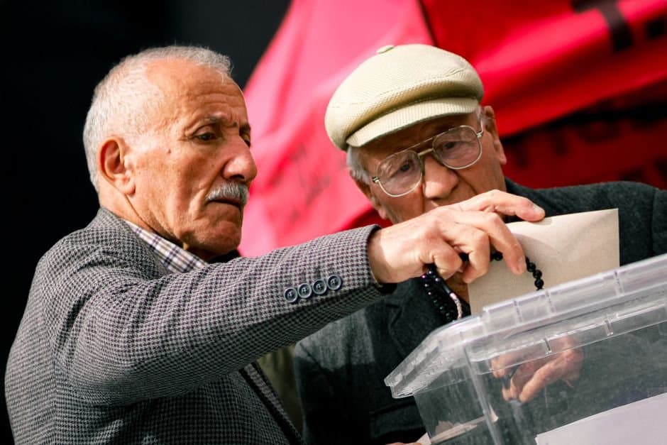 Cover image for article: Peltola leads the poll. Sullivan leads the voters most likely to show up.