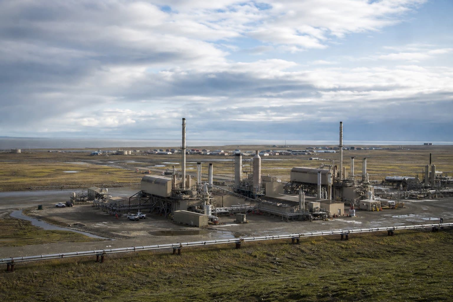 Cover image for article: Alaska takes a first step toward new air permits for Hilcorp's Nikaitchuq oil field