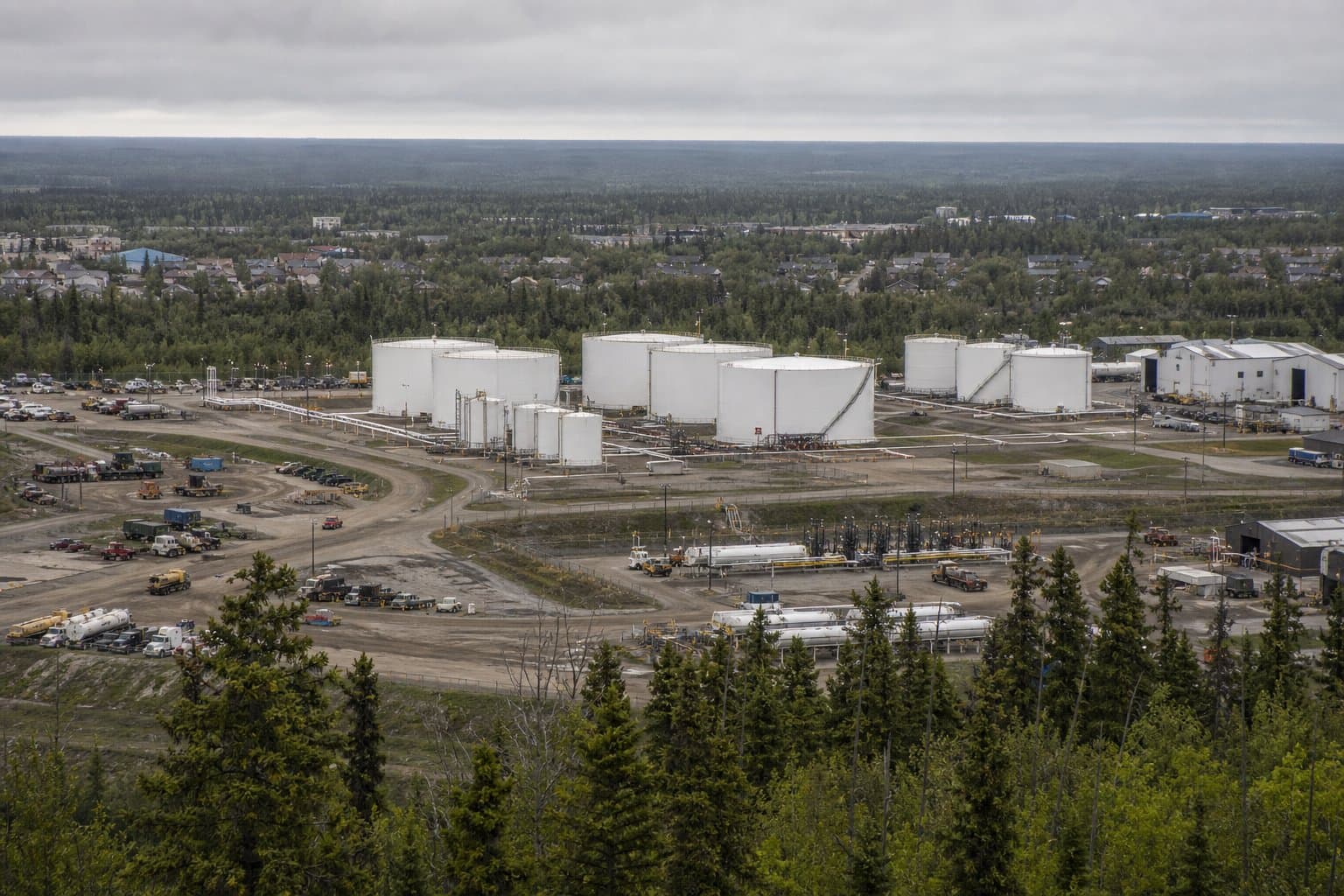 Cover image for article: A huge North Pole fuel terminal's spill plan is up for renewal — and residents have reason to look
